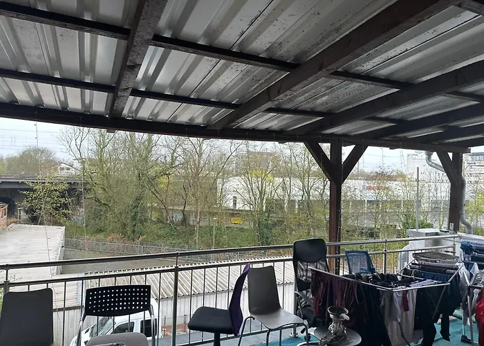 Schoenes Zimmer In Bahnhofsnaehe In Einer Wohnung Mit Grosser Terrasse