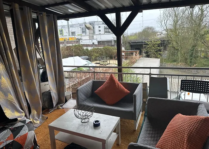 Schoenes Zimmer In Bahnhofsnaehe In Einer Wohnung Mit Grosser Terrasse
