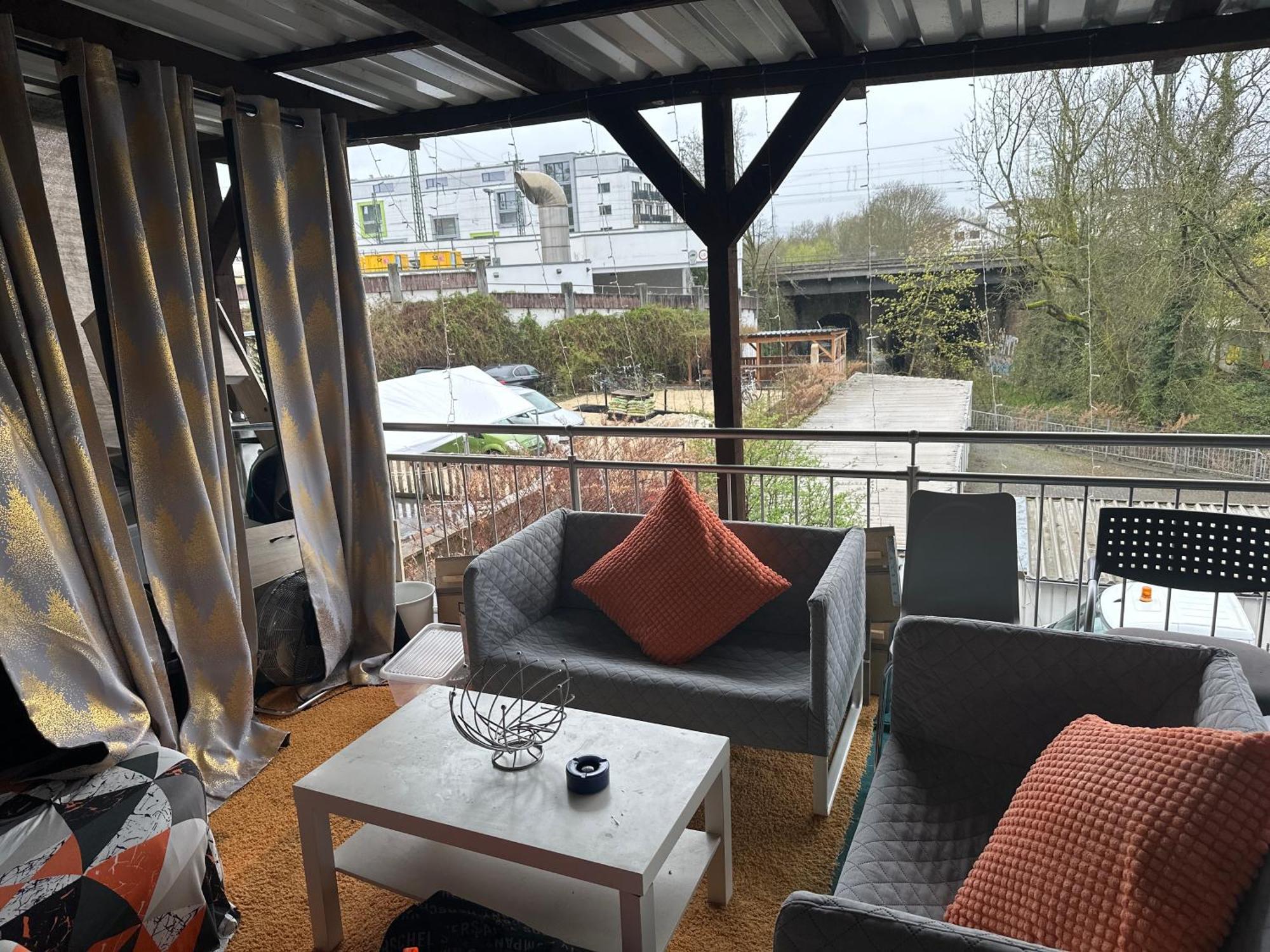 Schoenes In Bahnhofsnaehe In Einer Mit Grosser Terrasse Habitación en casa particular Gießen