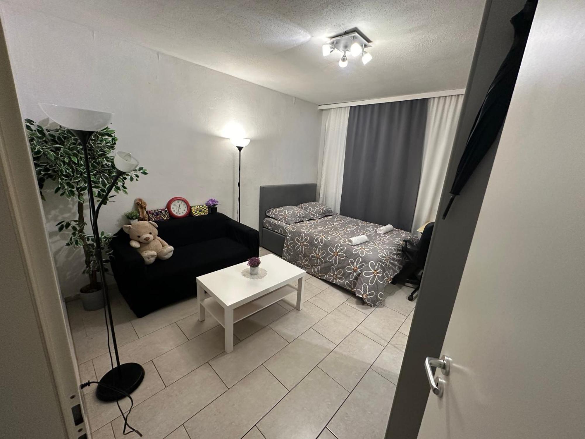 Schoenes In Bahnhofsnaehe In Einer Mit Grosser Terrasse Homestay